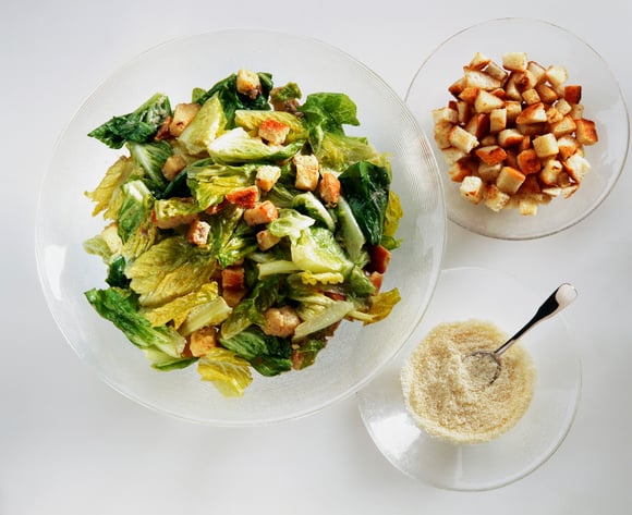 La salade César : histoire et recette d’un grand classique bistrotier