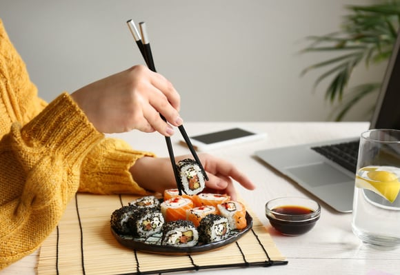 Grâce à cet ustensile, vous pourrez faire vos sushis maison en 10 minutes chrono !