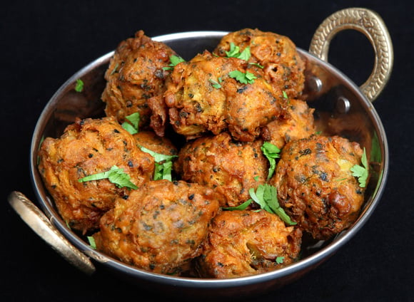 “Voilà de quoi égayer un apéro ! “ : François-Régis Gaudry partage sa recette de pakoras, de délicieux beignets de légumes indiens !