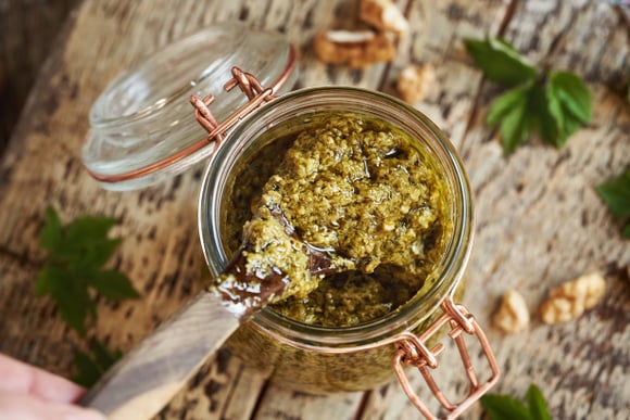 Marre du pesto classique ? Transformez de simples noix en un pesto d'automne ultra-crémeux en 5 minutes