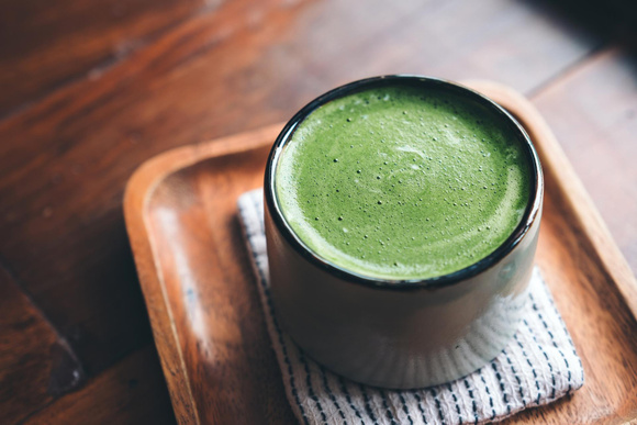 On a trouvé une alternative locale et gratuite au matcha : bluffante en boisson comme en pâtisserie