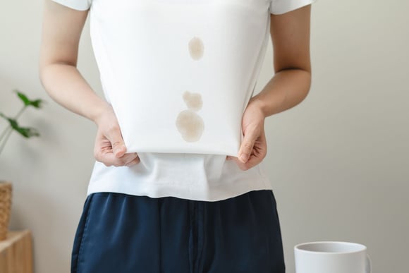 Comment retirer facilement une tache de gras sur une nappe ou un vêtement ?