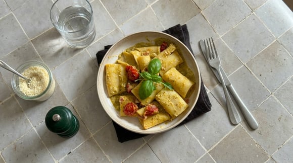 Oubliez la carbonara : ces pâtes crémeuses au pesto et à la burrata sont le plat réconfortant ultime