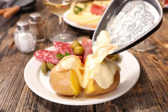 Avec 400kg de fromage, le record de la plus grande raclette au monde a été battu !