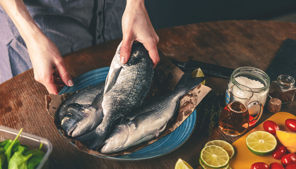 Les techniques infaillibles pour retirer les odeurs de poissons sur ses mains