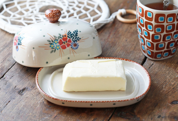 Ce modèle de beurrier permet de conserver le beurre hors du frigo sans risque, et il revient en force dans nos cuisines