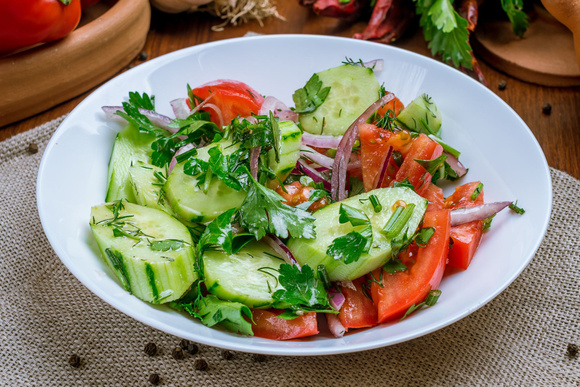 Salade fraîcheur concombre et menthe - Adobestock 