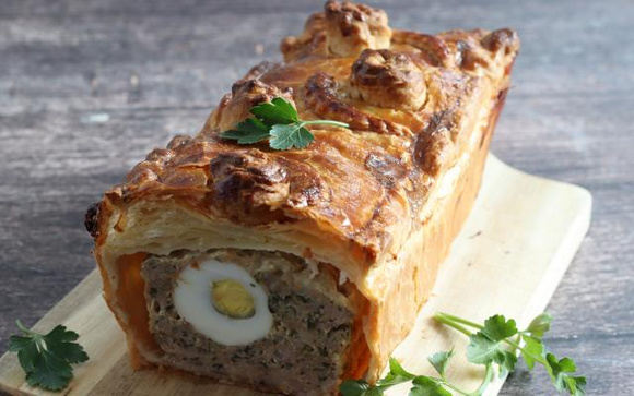 Cette recette permet de préparer un pâté de Pâques facilement avec un simple moule à cake !