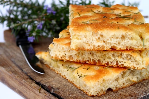 « C’est le pain du partage » : les secrets de Denny Imbroisi pour une focaccia réussie