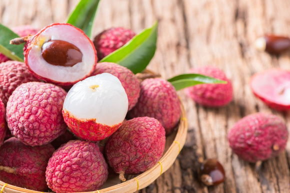 Voici la question à poser à votre primeur pour savoir comment choisir des litchis bien sucrés et juteux !