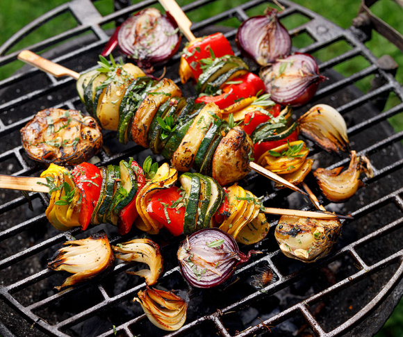 Nos idées recettes de brochettes de légumes au barbecue. Adobestock