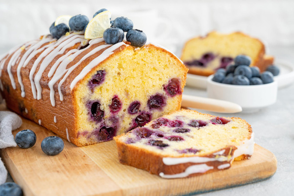 “Rapide, qui ne nécessite pas de balance et en plus super sain”, ce gâteau au yaourt myrtille-citron est le dessert parfait pour les enfants !