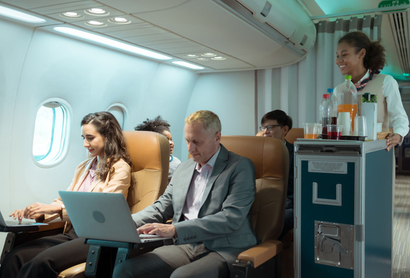 Voici pourquoi vous ne devriez surtout pas boire ces boissons en avion !