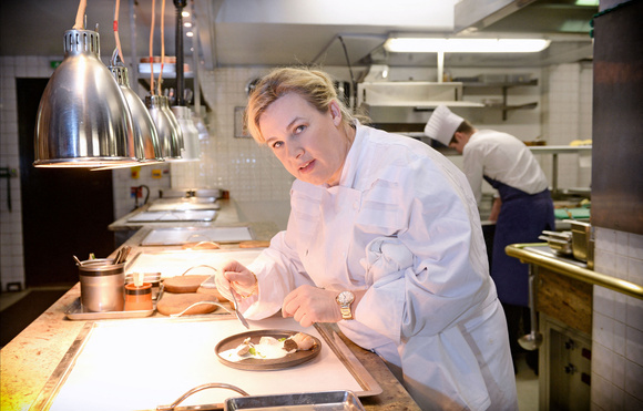 “On fait un métier qui pour une femme demande de faire des choix” : Hélène Darroze parle de la place des femmes dans le monde de la gastronomie