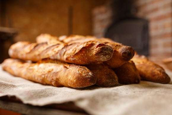 Grâce à la technique de ce chef et en 10 minutes seulement transformez votre pain rassis en une baguette ultra-croustillante !