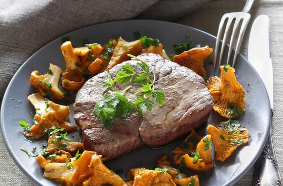 Tournedos de boeuf aux girolles. Pascale Weeks. 