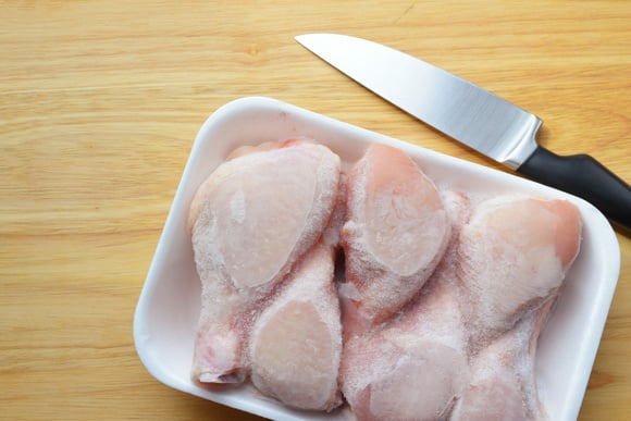 Vous avez retrouvé un vieux poulet au congélateur ? Voici l'unique condition pour le consommer sans danger