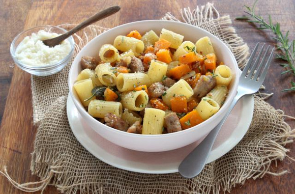 Pâtes à la courge butternut et saucisses. Silvia Santucci