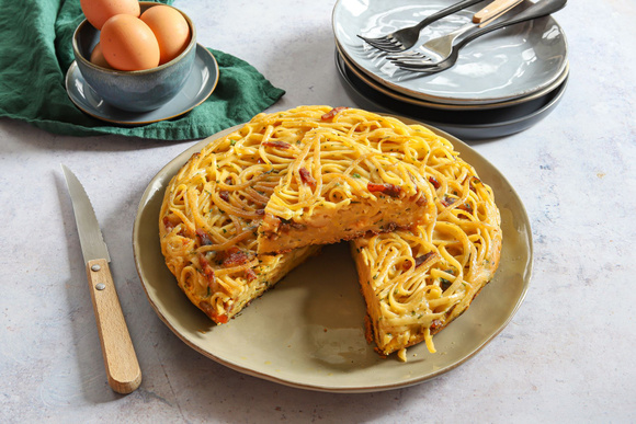 Parfaite pour le dimanche soir, cette frittata façon carbonara va devenir un classique de votre répertoire de recettes