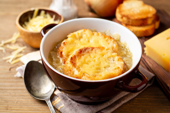 Soupe à l'oignon. Adobestock