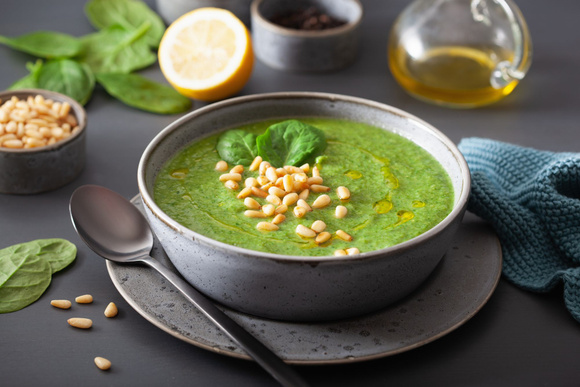 Soupe d'épinards. Adobestock