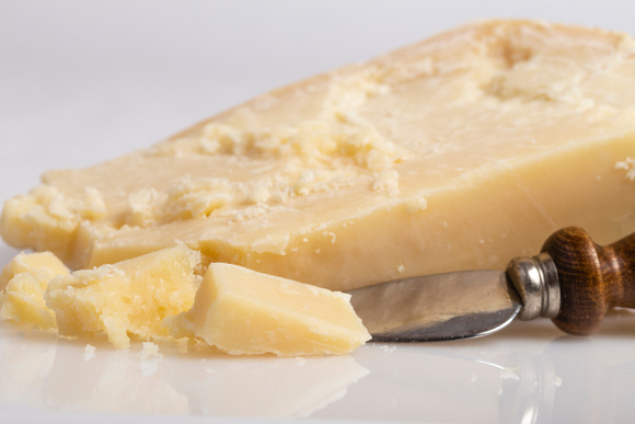 Un Italien révèle comment utiliser le parmesan jusqu’au bout avec cette recette apéro en 3 minutes