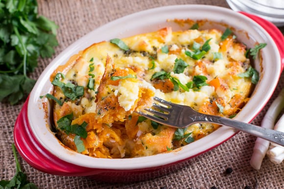 Gratin butternut, patate douce et noisettes. Adobestock