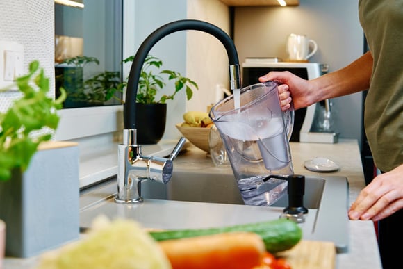 “Utiliser une carafe en plastique est une mauvaise idée pour l’eau du robinet !” : une diététicienne partage ses conseils pour ne prendre aucun risque pour la santé !
