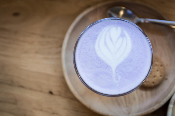 Moins cher que le matcha, ce superaliment violet regorge de bienfaits : voici comment l’adopter
