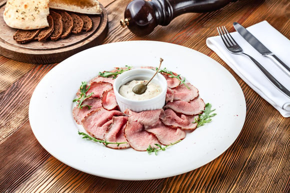 “C’est redevenu le plat incontournable dans les restaurants italiens” : Norbert Tarayre dévoile sa recette de vitello tonnato, parfaite pour l’été !