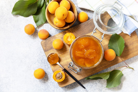 Découvrez la recette de la cheffe étoilée Stéphanie Le Quellec pour faire une sublime confiture abricot romarin
