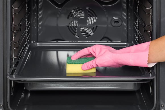 Cette astuce va vous permettre de sauver le lèche-frite de votre four en éliminant les tâches les plus incrustées