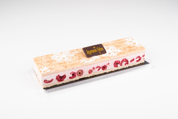 Bûche macarons - framboises de Franprix.