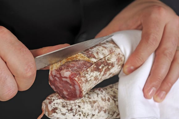 L’astuce imparable pour enlever facilement la peau du saucisson !