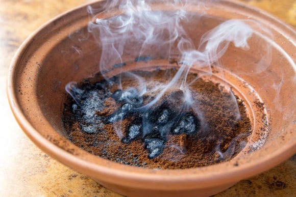 Brûler du café éloigne les guêpes. Adobestock