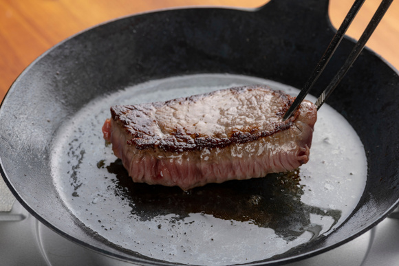 Ce chef dévoile sa technique pour obtenir une cuisson de viande digne d'un restaurant de grillades