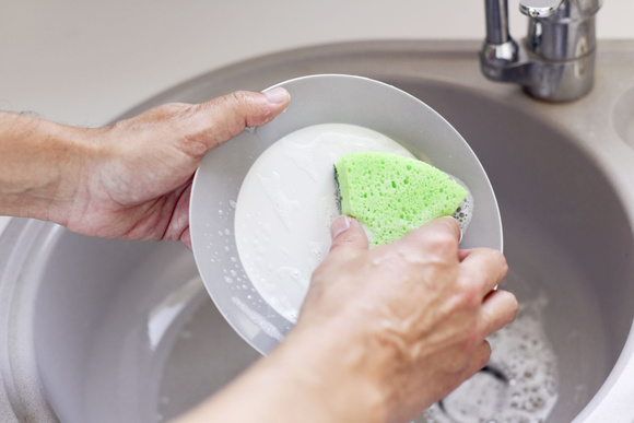5 astuces pour réduire la corvée de vaisselle et économiser l’eau