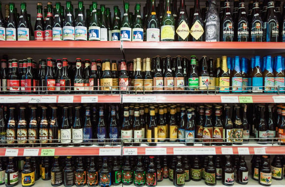 Goûtez des bières gratuitement. Adobestock