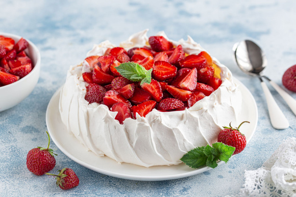 Pavlova aux fraises. Adobestock