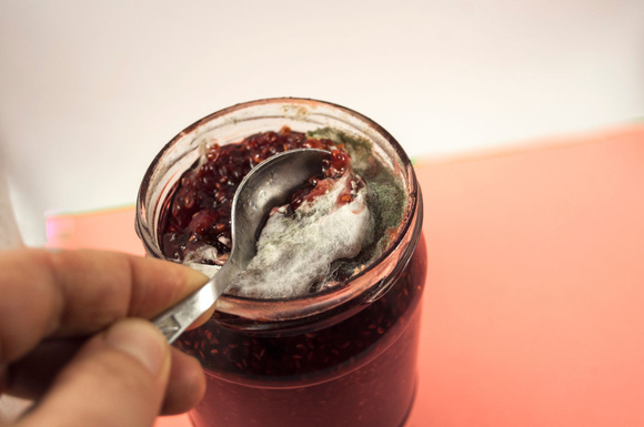 Moisissures sur la confiture : est-elle encore comestible ?