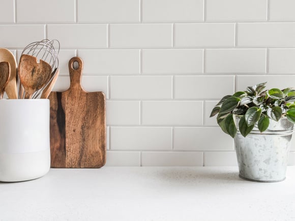 Plan de travail de la cuisine : faut-il le nettoyer ou le désinfecter au quotidien ?