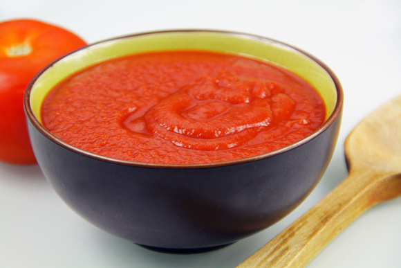 “On va mettre l’été en conserve” : Laurent Mariotte dévoile sa recette de coulis de tomate avec une astuce de “mamas italiennes”