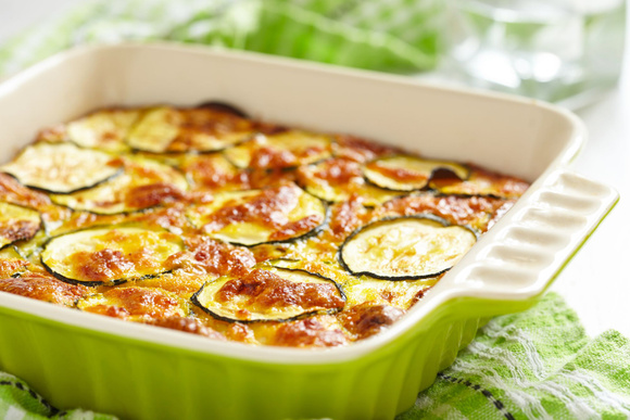 Courgettes gratinées au chorizo, tomates cerise et mozzarella - Adobestock 
