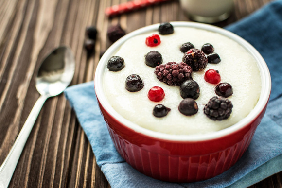 Semoule au lait à la vanille. Adobestock