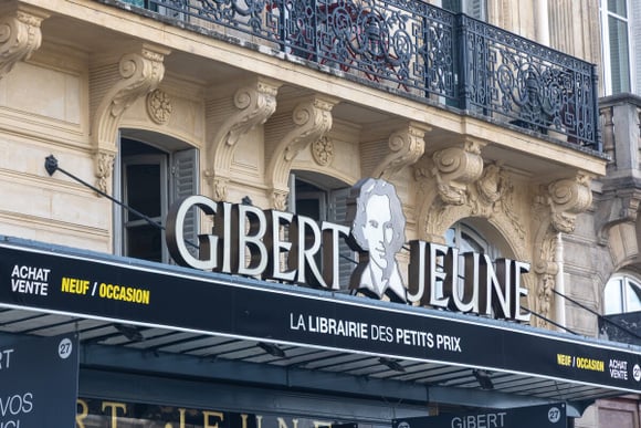 Ce restaurant de burgers remplace une mythique librairie parisienne avec un hommage très difficile à avaler