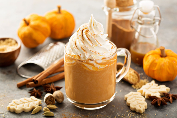 Voici comment reproduire la boisson de cet automne, un pumpkin spice latte comme chez Starbucks !