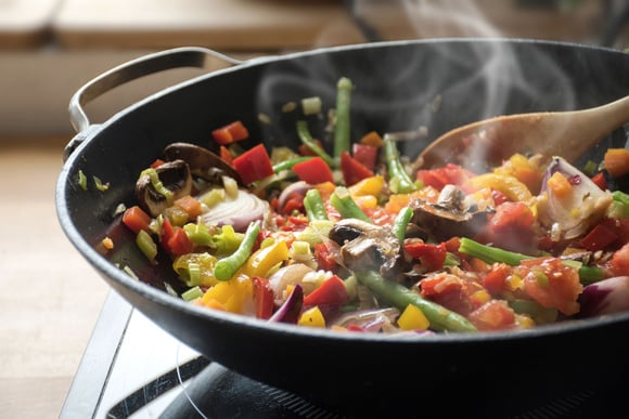 Wok ou vapeur : quel mode de cuisson est réellement le plus sain ? Cette diététicienne tranche