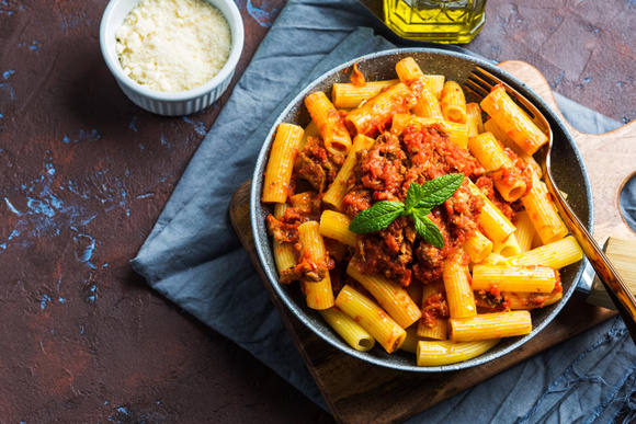 "C’est un plat de fête, c’est le plat du dimanche" : Julie Andrieu nous embarque en Italie avec sa recette de Ragù napolitain !