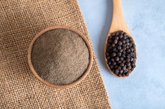 Moulu ou en grains, le poivre a-t-il une date de péremption ?