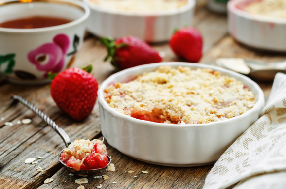 Crumble fraise et rhubarbe Adobe Stock
 